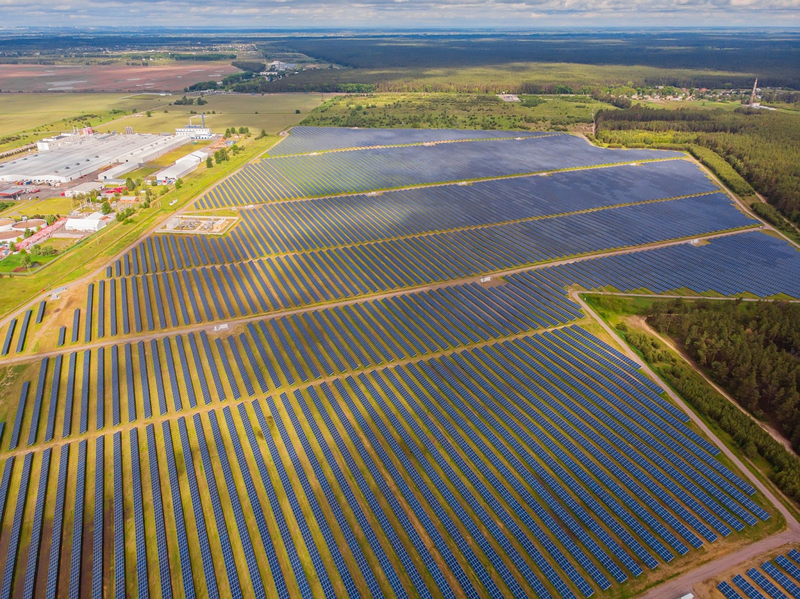 Smart energy solutions for sustainable colocation data center operations with renewable energy integration